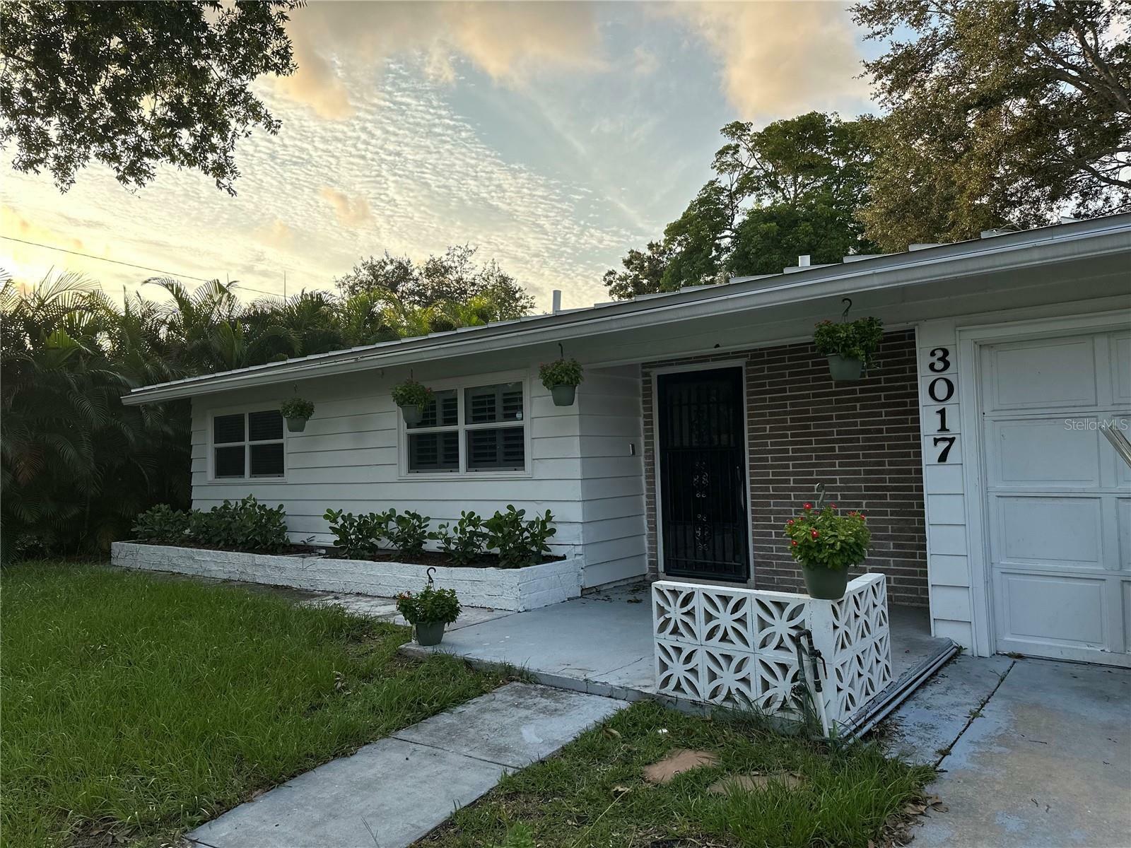 Property Photo:  3017 Alta Vista Street  FL 34237 