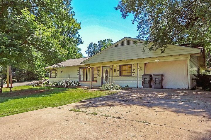 Property Photo:  405 Meadowbrook Drive  TX 75964 