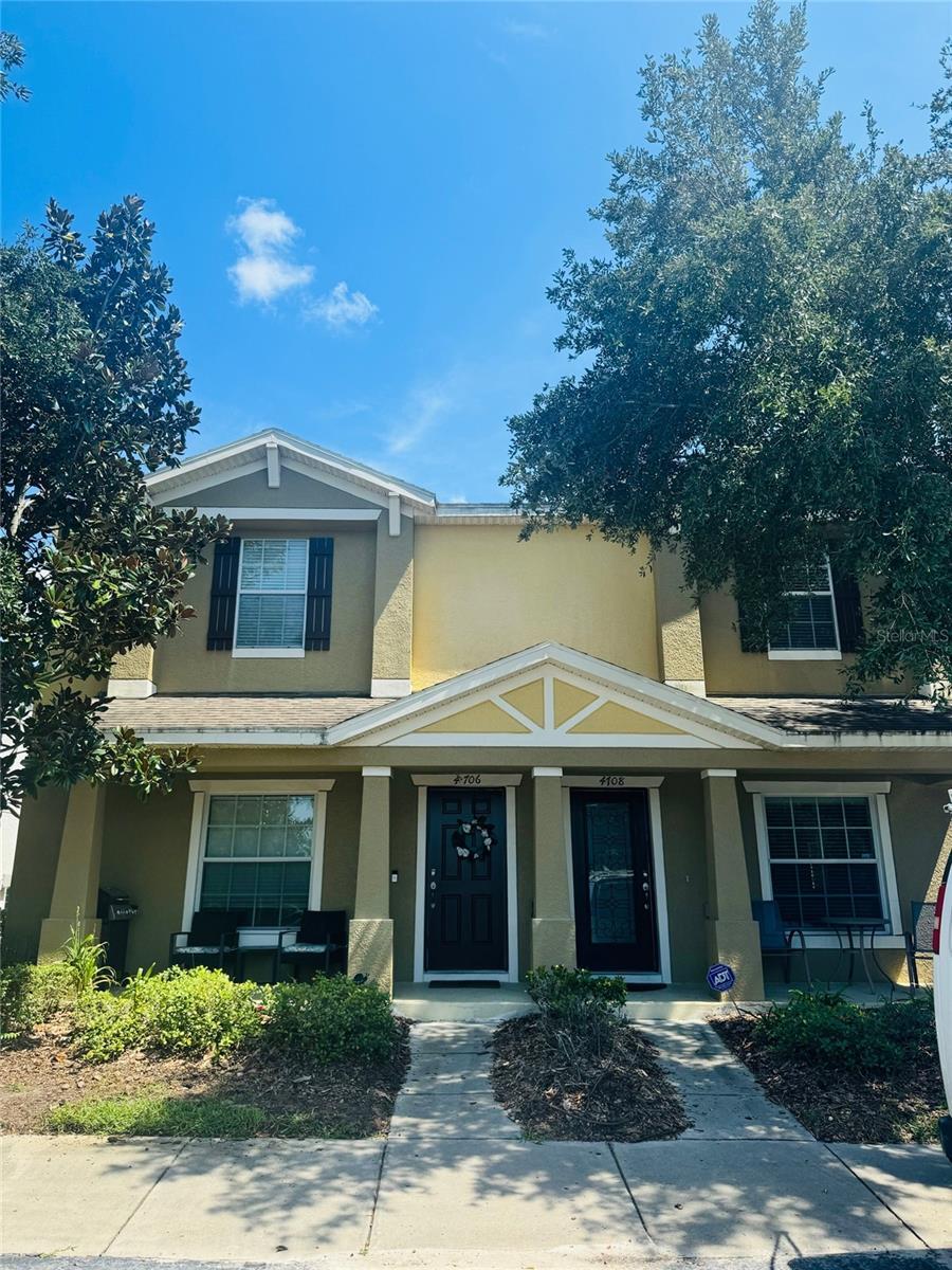 Property Photo: 4704 Chatterton Way FL 33578