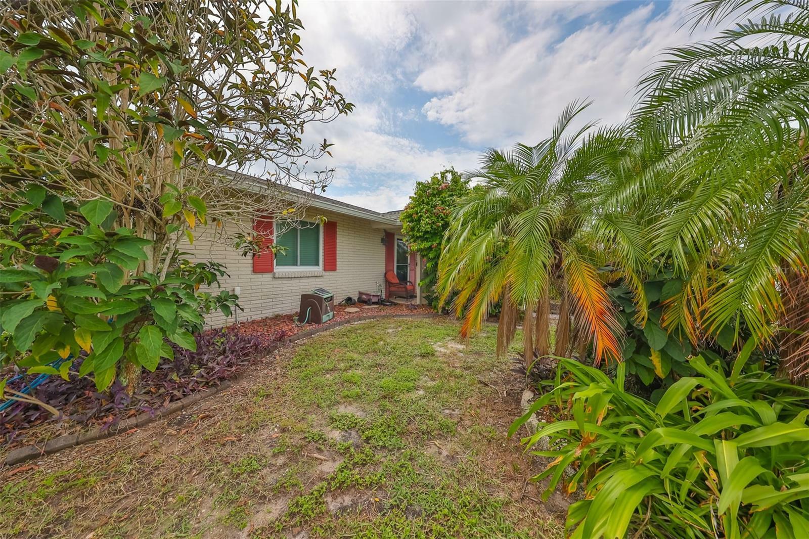 Property Photo:  1409 Fox Hills Drive  FL 33573 