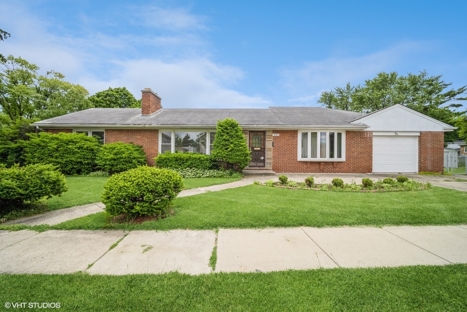 Property Photo: 1045 E Thacker Street IL 60016