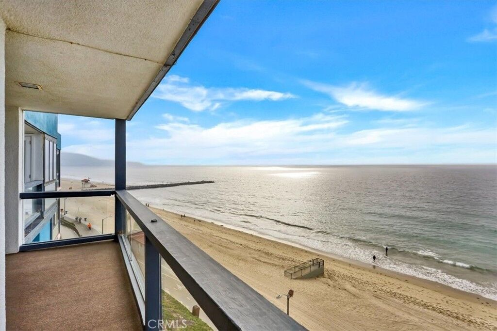 Property Photo: 575 Esplanade 305 CA 90277