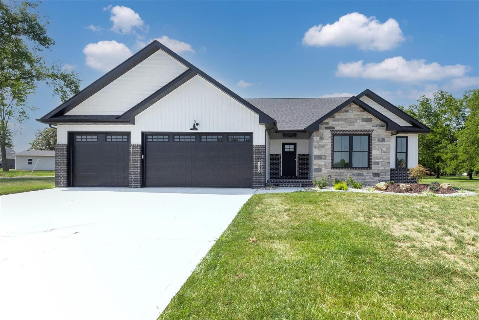 Property Photo: 405 Stonebriar Drive IL 62294