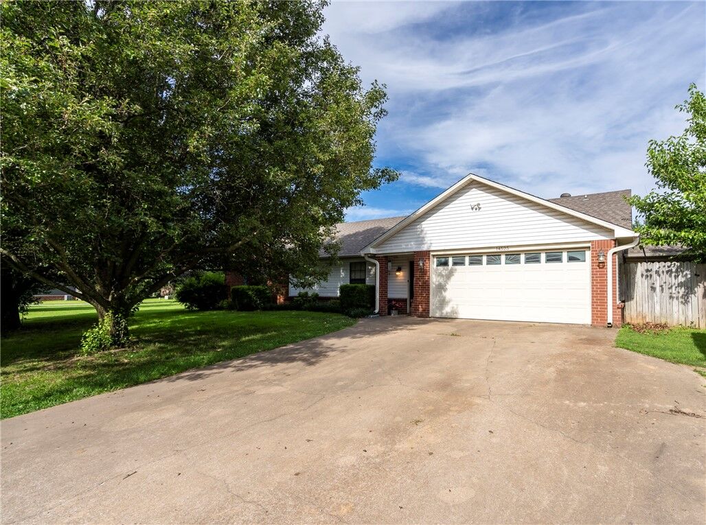 Property Photo: 14525 Oakcrest Drive AR 72761