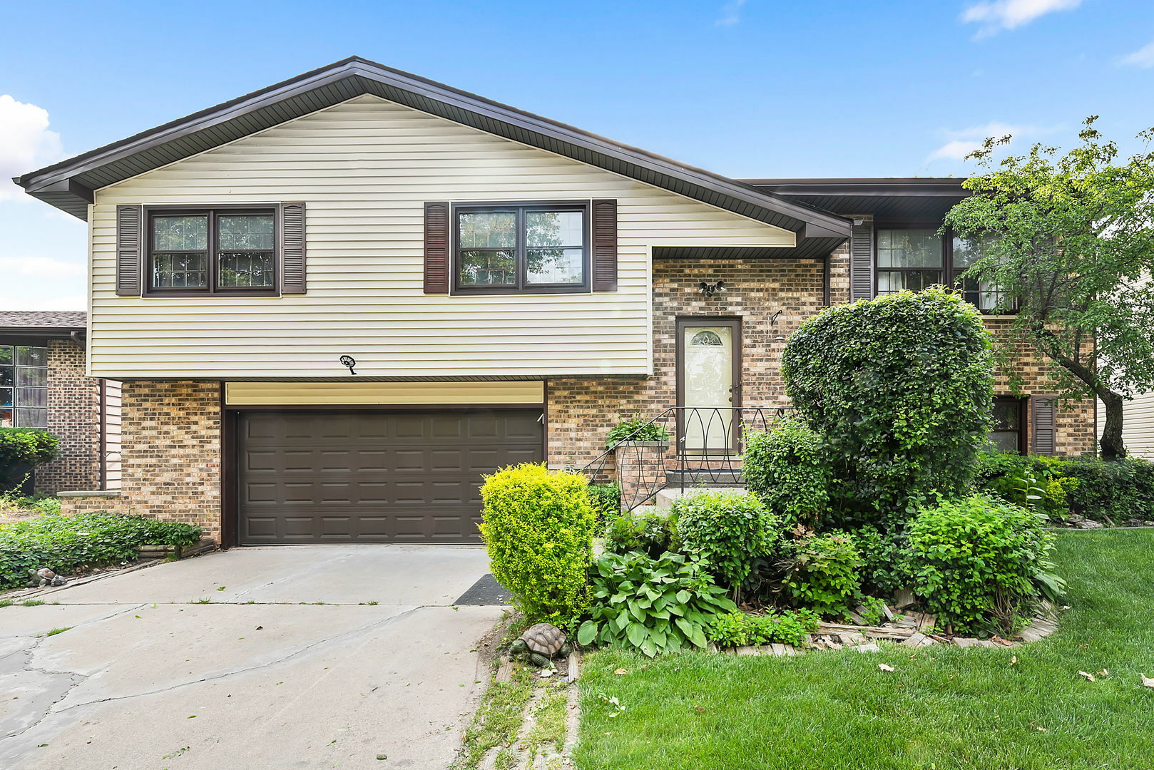 Property Photo:  130 Mockingbird Lane  IL 60090 