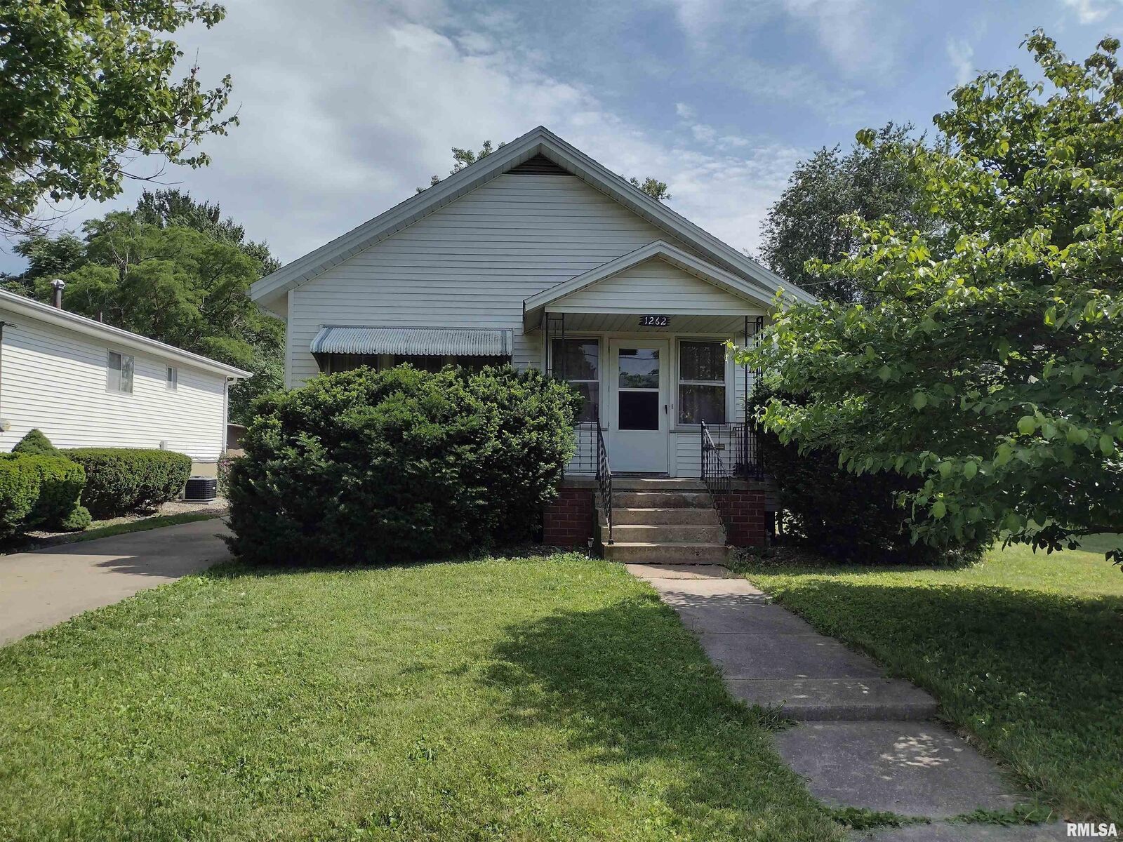 Property Photo:  1262 W Losey Street  IL 61401 