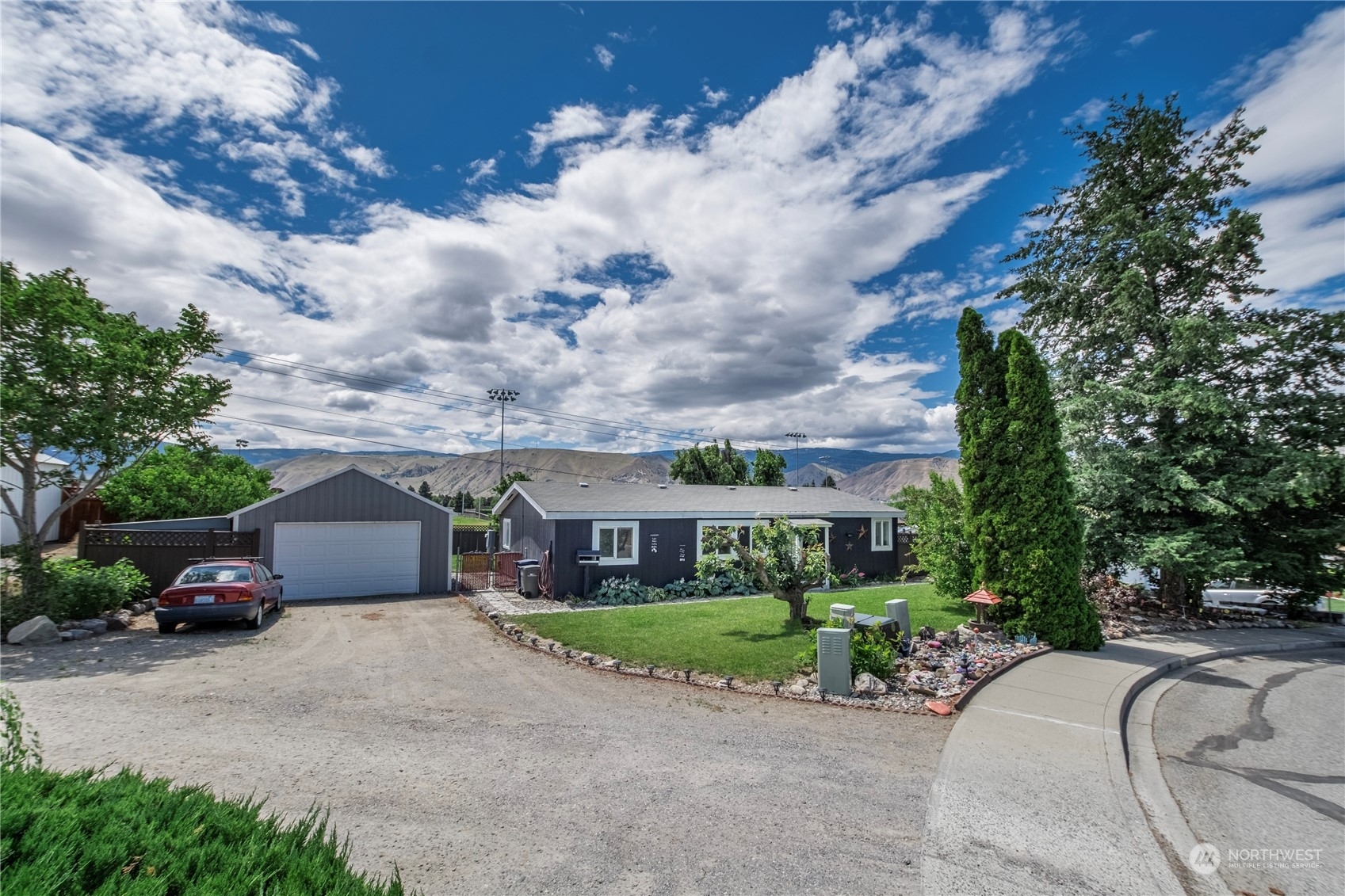 Property Photo: 832 Garden Plaza WA 98802
