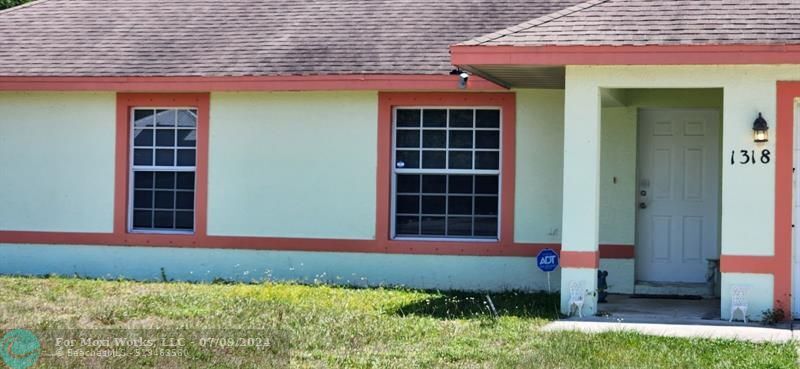 Property Photo:  1318 SW Kapok Ave  FL 34953 