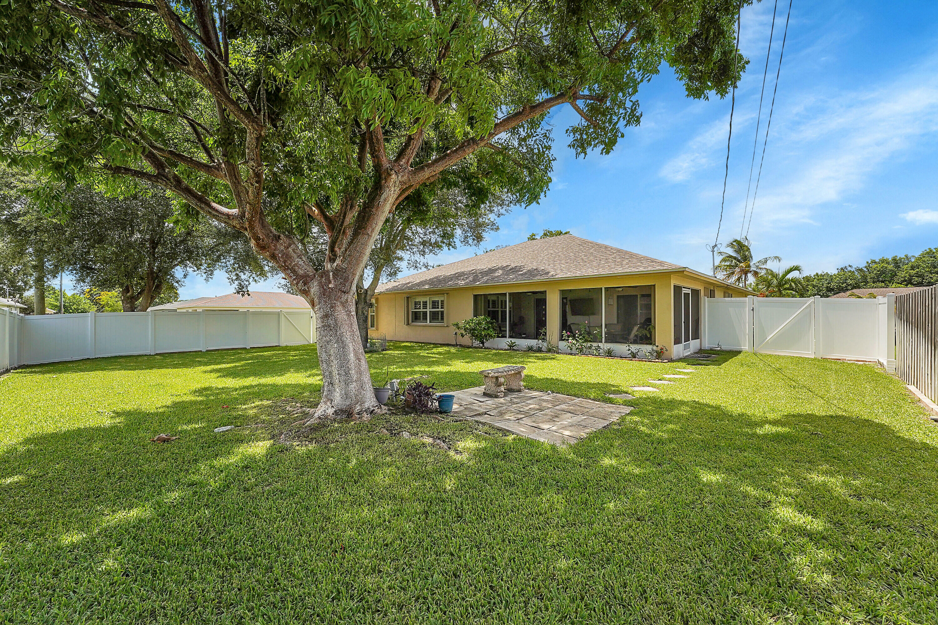 Property Photo:  814 SW Thrift Avenue  FL 34953 