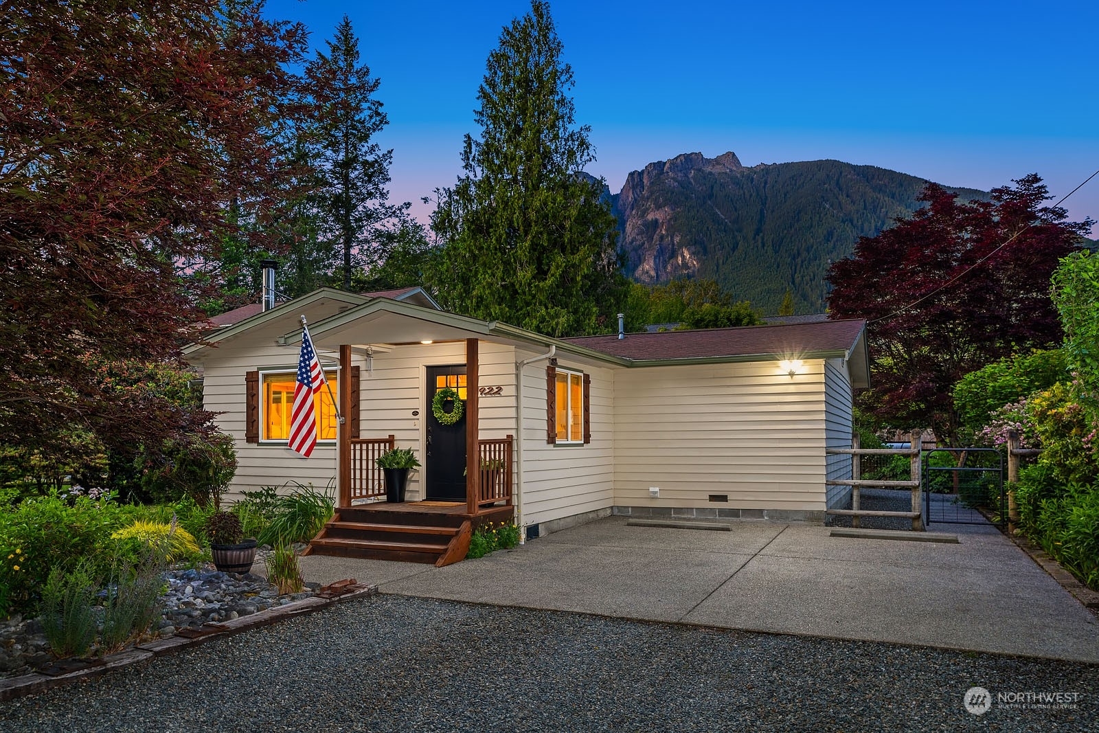 Property Photo:  922 Ballarat Avenue NE  WA 98045 