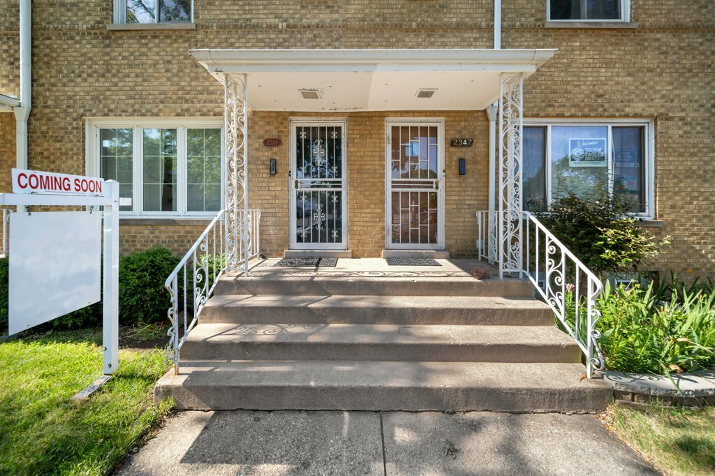 Property Photo:  2344 W Jarvis Avenue 1  IL 60645 