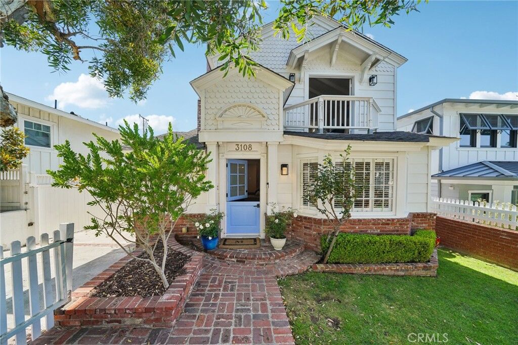 Property Photo: 3108 N Poinsettia Avenue CA 90266