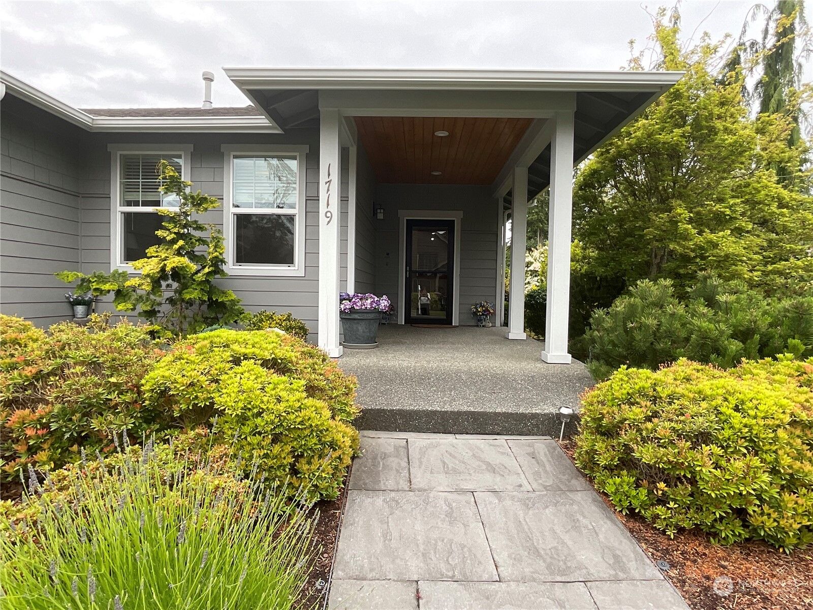 Property Photo:  1719 SW Aberdeen Court  WA 98277 