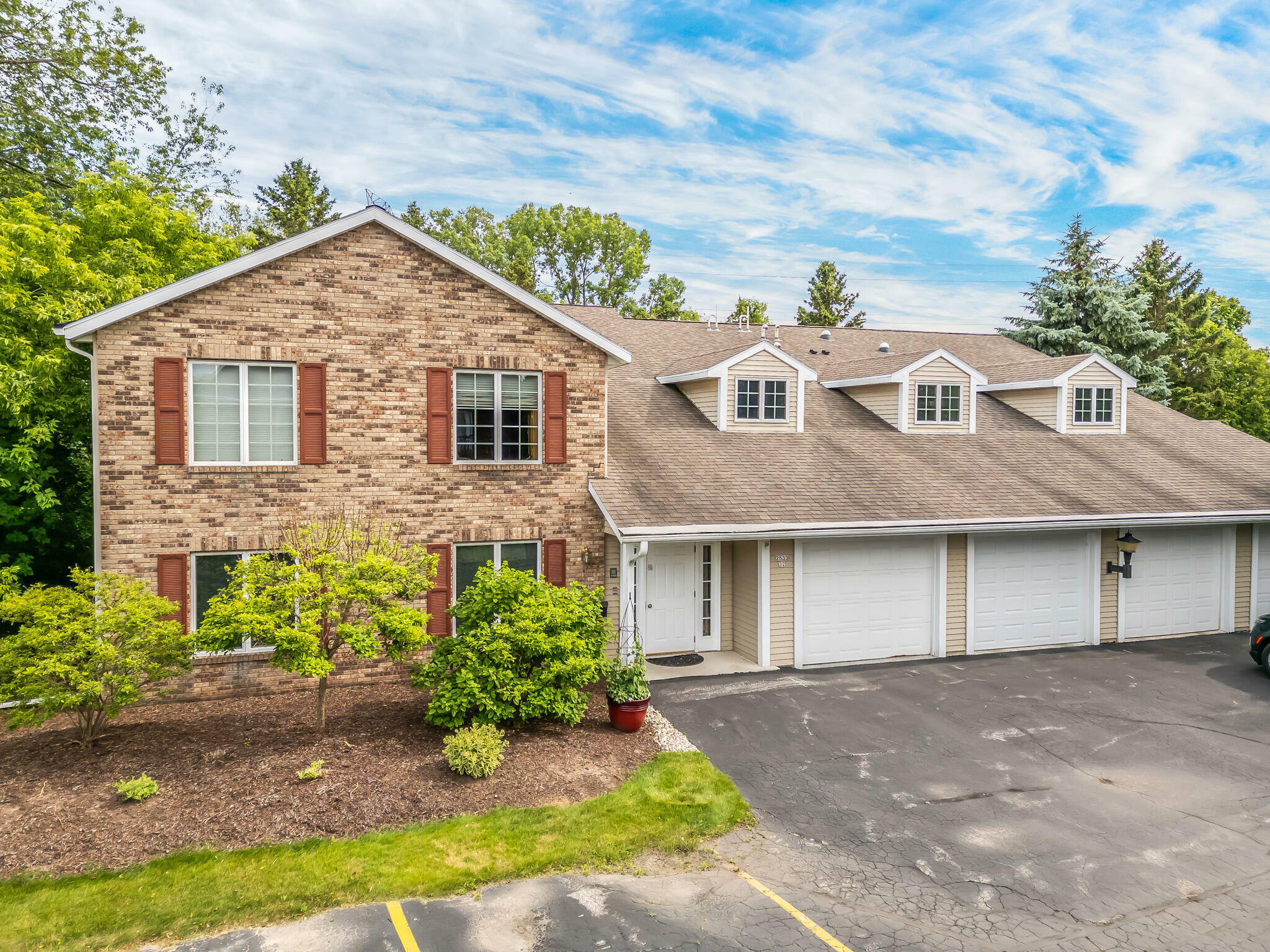 Property Photo: 2533 Cross Creek Dr Apt B WI 53081