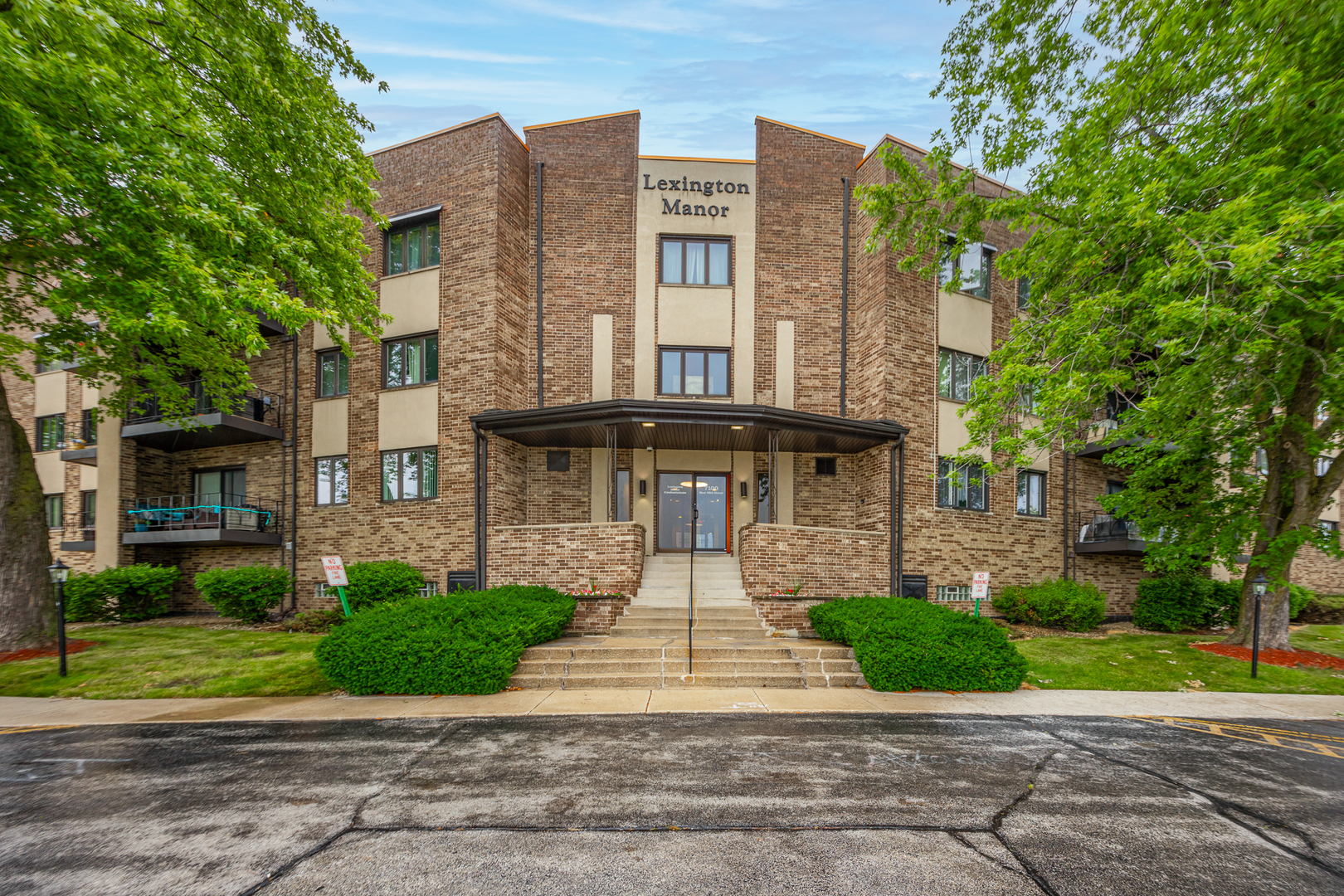 Property Photo: 7100 W 95th Street 302 IL 60453