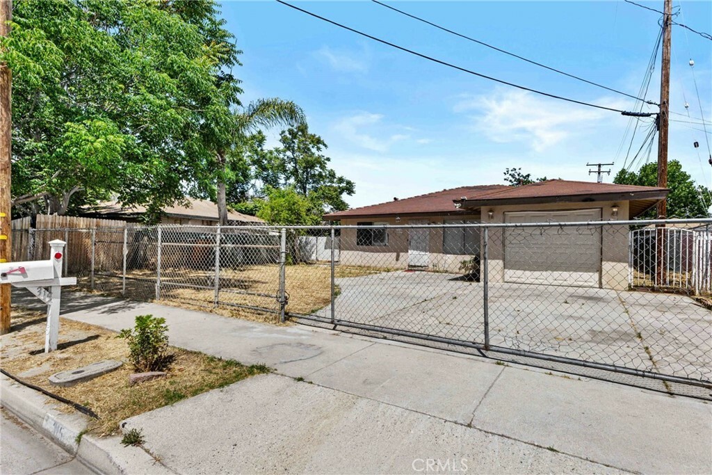 Property Photo:  315 S Mistletoe Avenue  CA 92583 