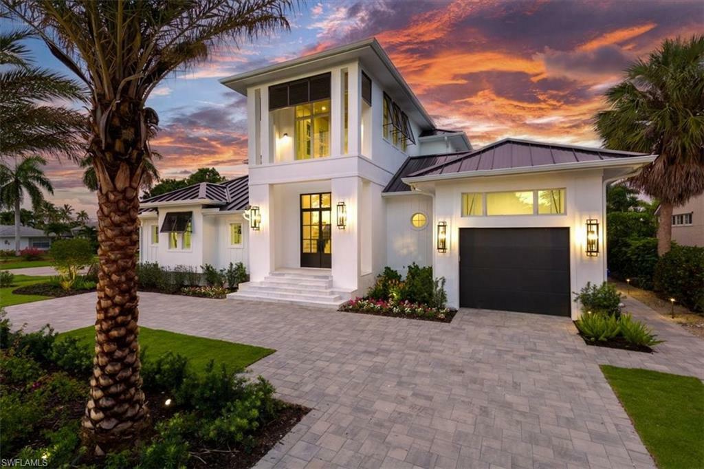 Property Photo: 1645 Bonita Ct FL 34102