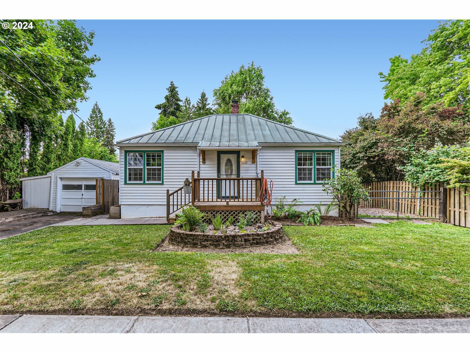 Property Photo: 1624 21st Ave OR 97116