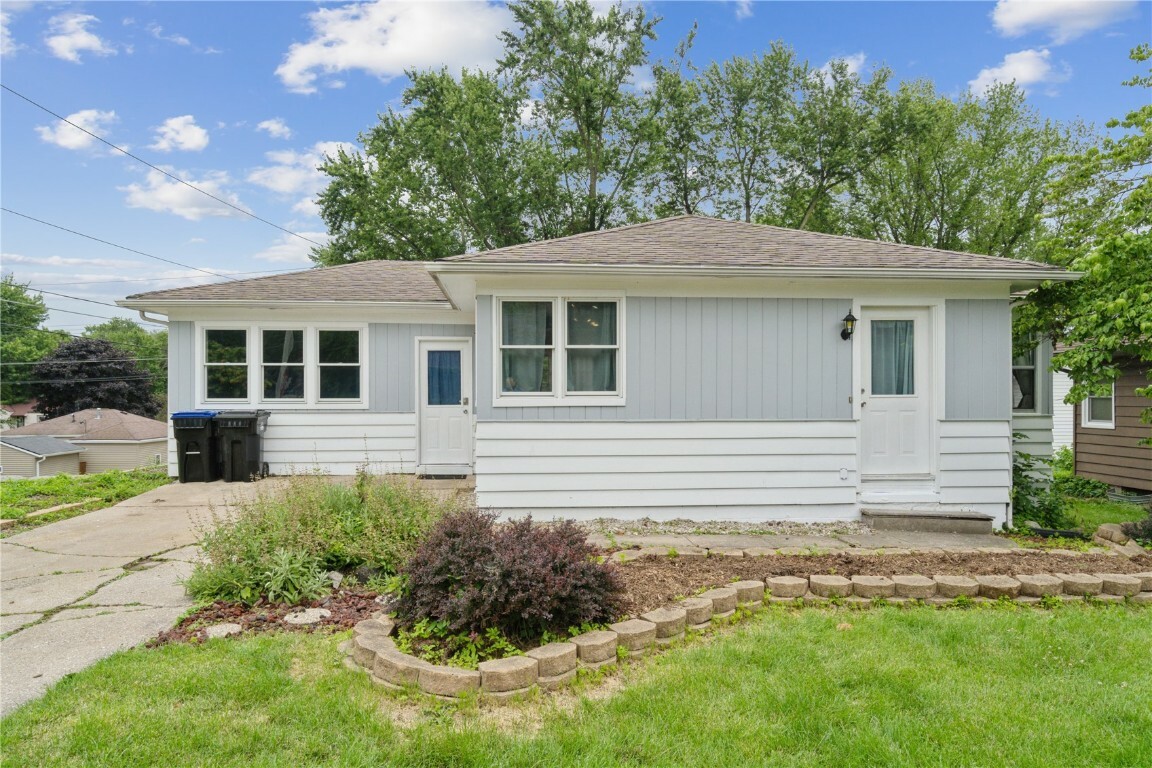 Property Photo:  619 9th Avenue  IA 52241 