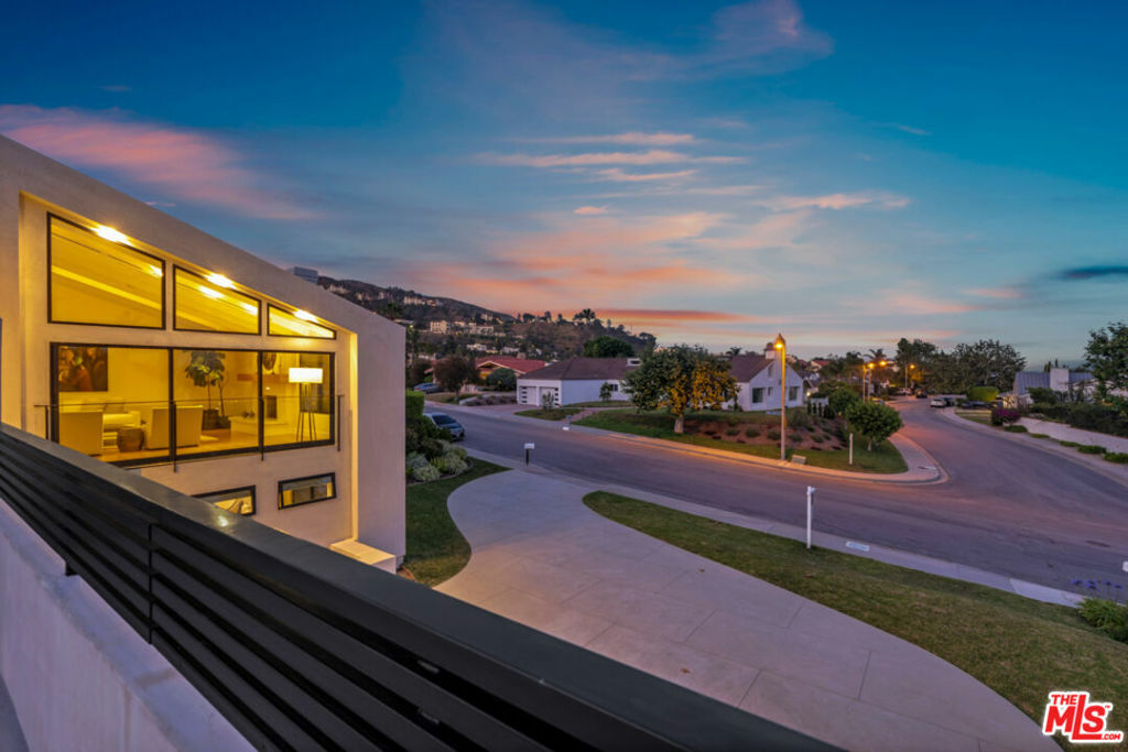 Property Photo:  3543 Malibu Country Drive  CA 90265 