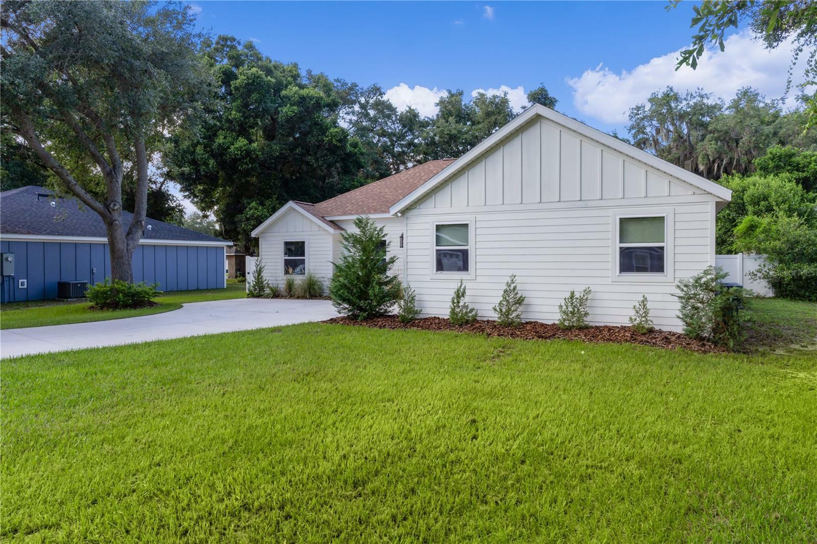 Property Photo:  800 Deep Wood Court  FL 34731 