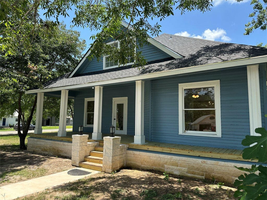 Property Photo:  561 S Chambers Street  TX 78942 