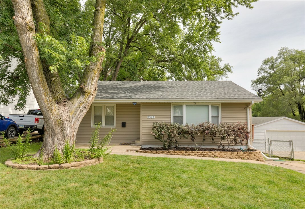 1323 Amos Avenue  Des Moines IA 50315 photo