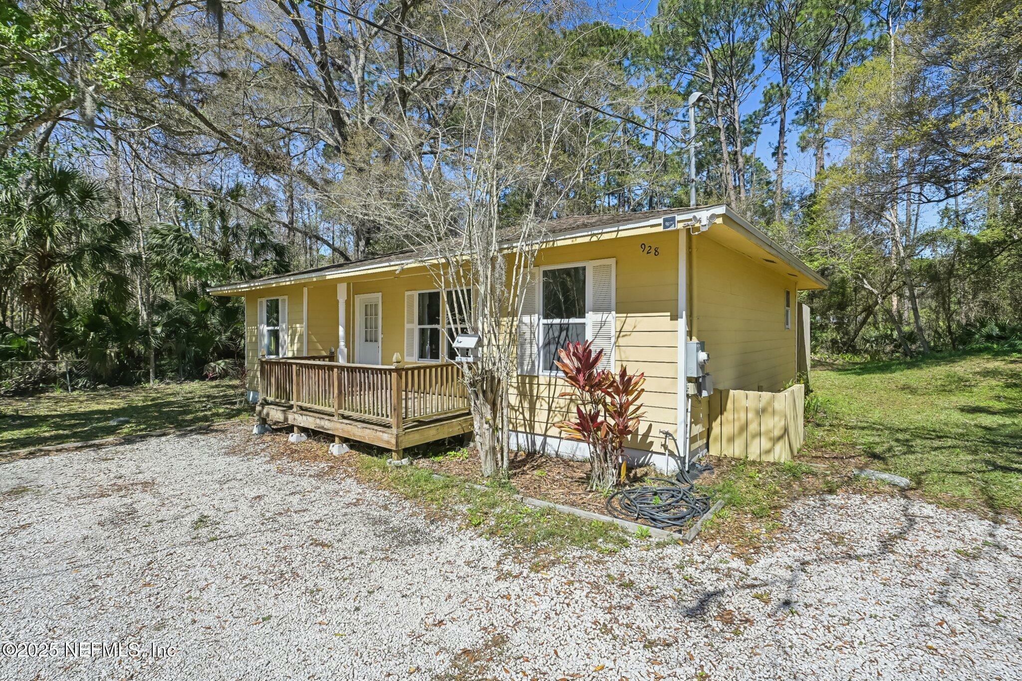 Property Photo:  928 Helen Street  FL 32084 