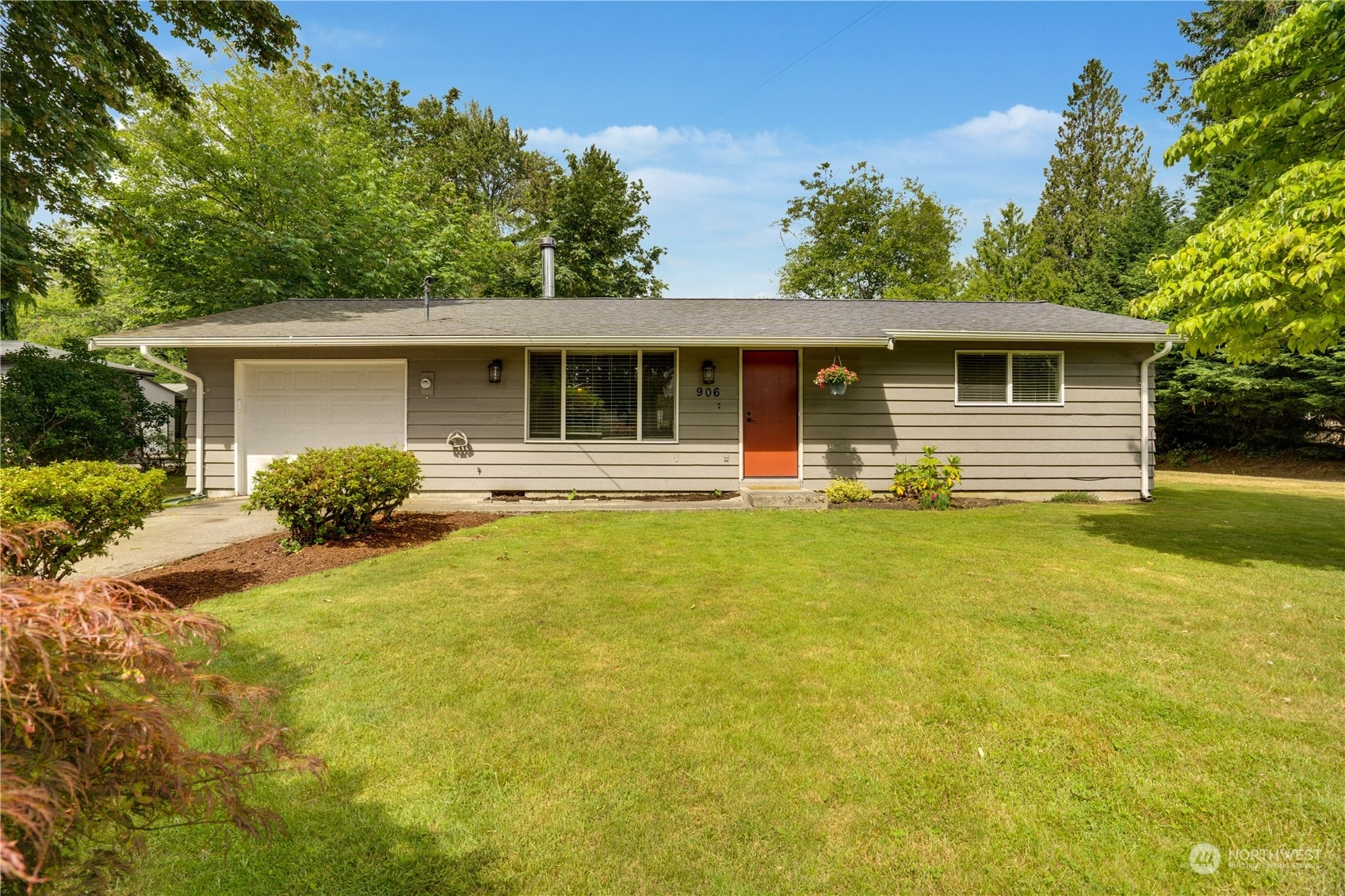 Property Photo:  906 108th Avenue E  WA 98372 