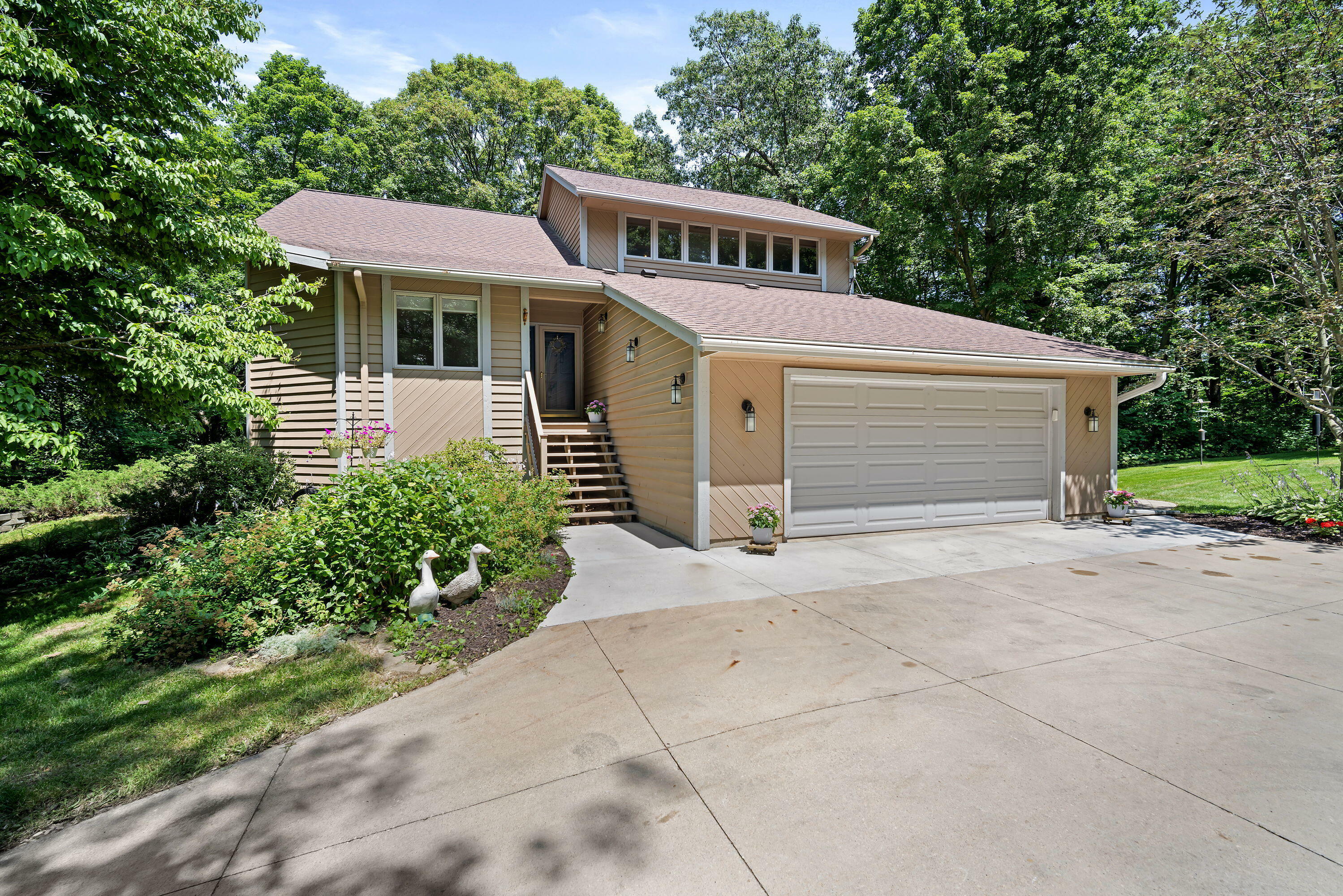 Property Photo:  8390 Whitewood Dr  WI 53040 