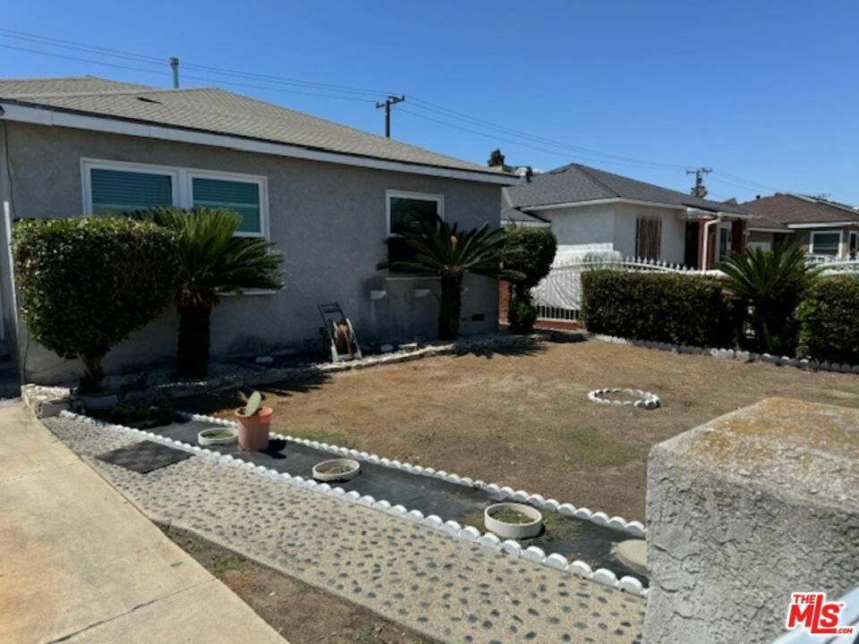 Property Photo:  1700 W Tichenor Street  CA 90220 