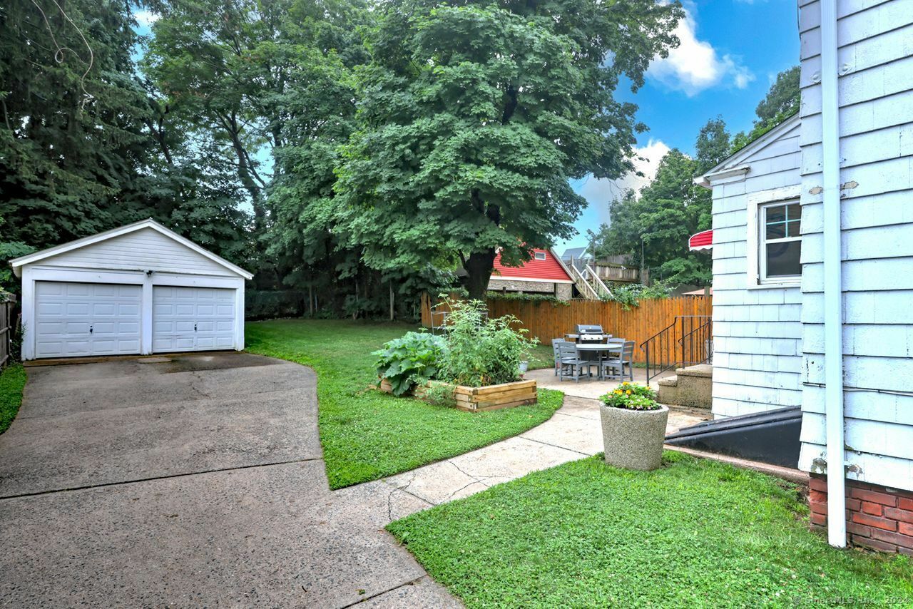 Property Photo:  398 Center Street  CT 06516 