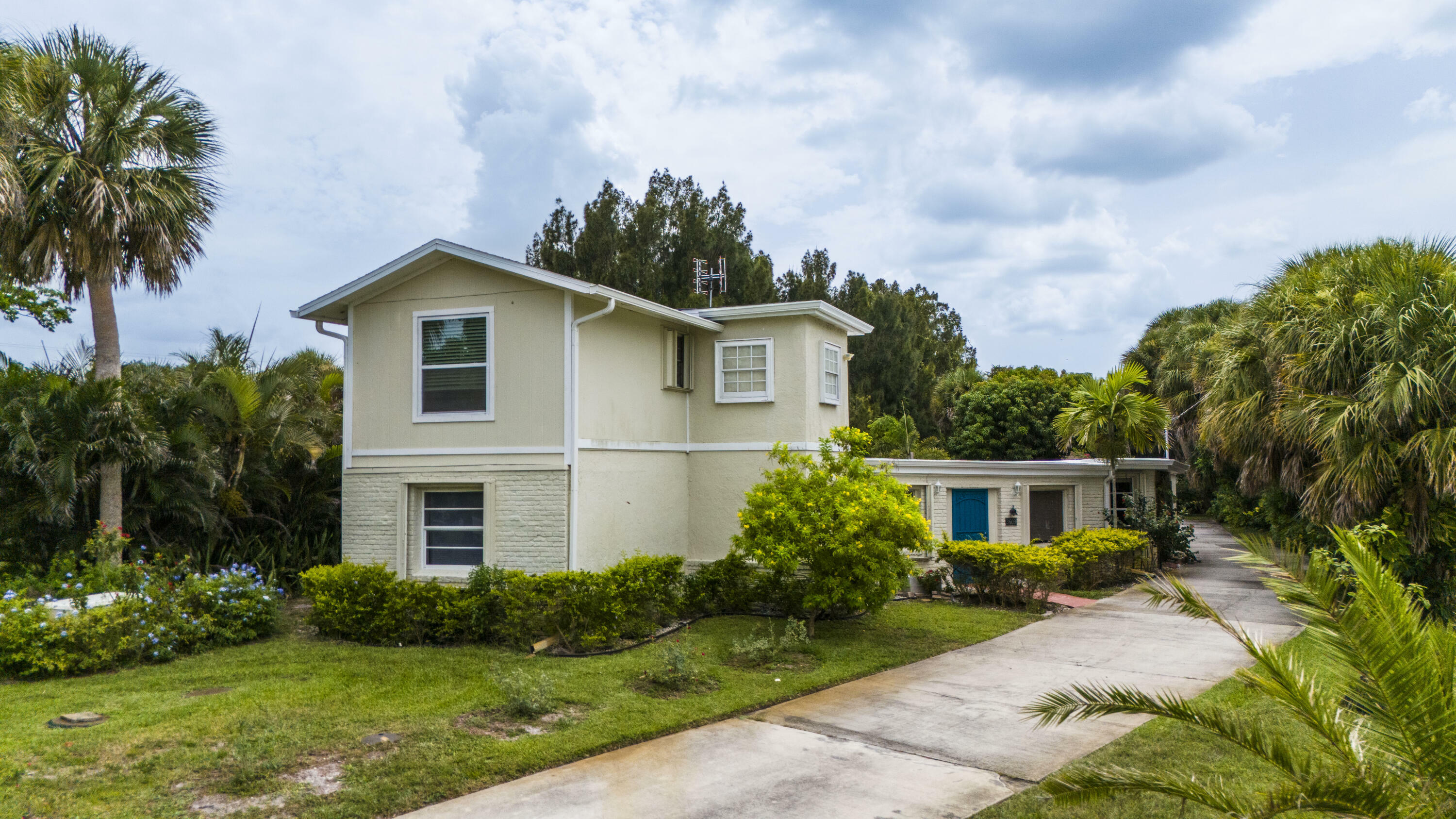 Property Photo:  3609 S Indian River Drive  FL 34982 