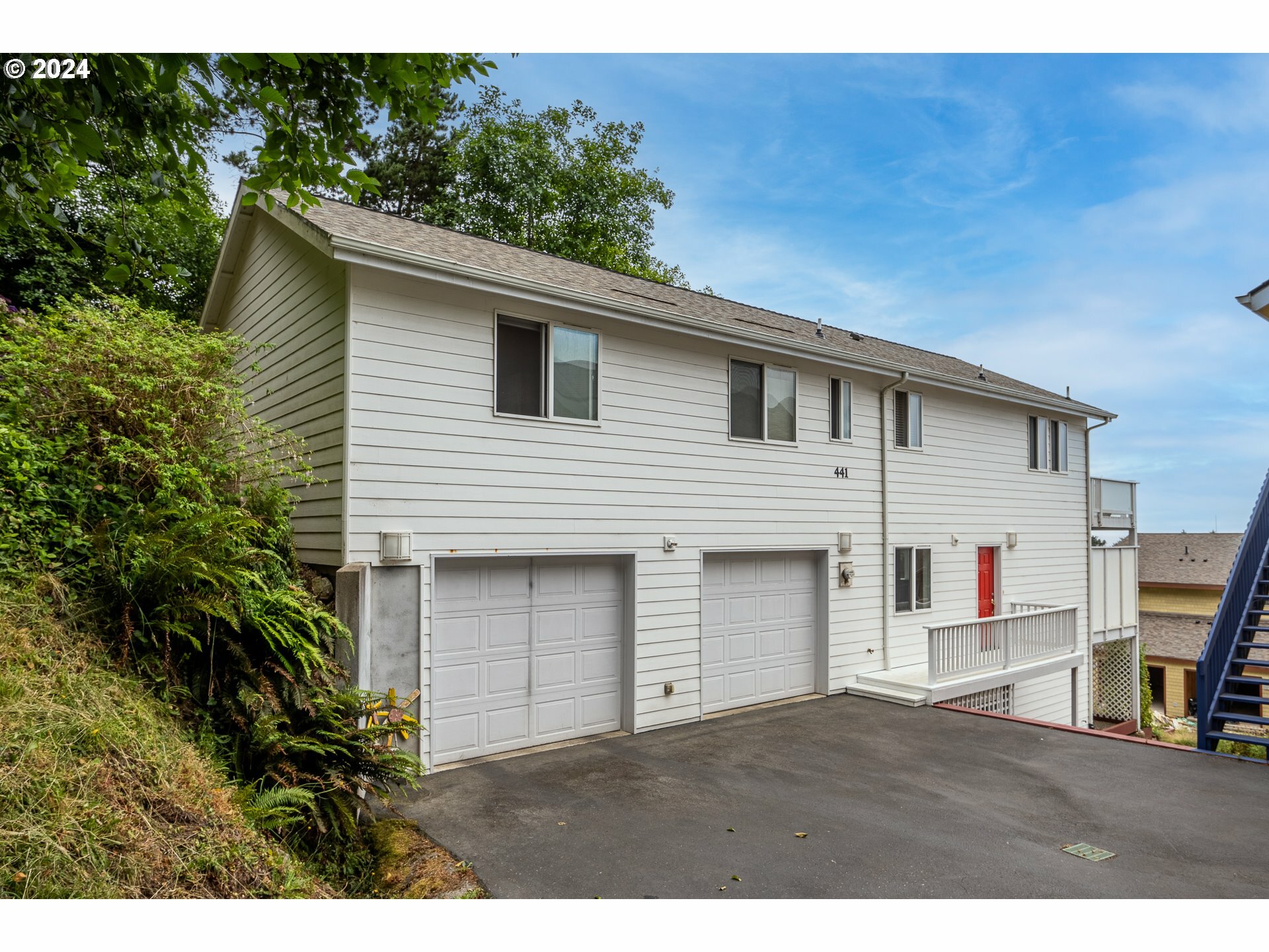 Property Photo: 441 King St OR 97498