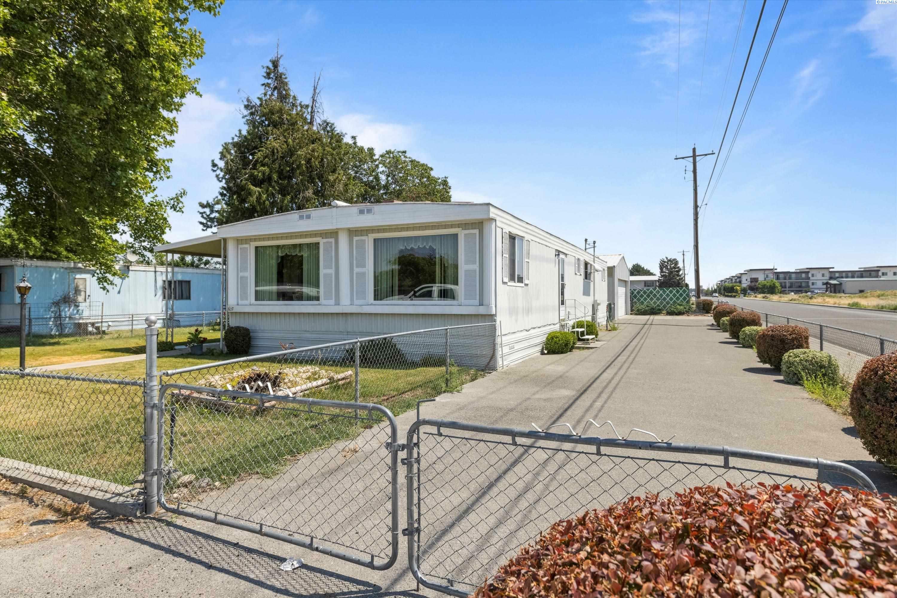 Property Photo:  627 S 25th Ave  WA 99301 