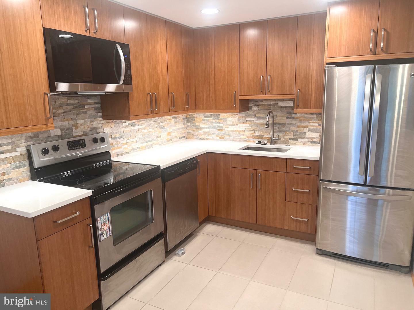 Property Photo:  1401 N Rhodes Street 404  VA 22209 