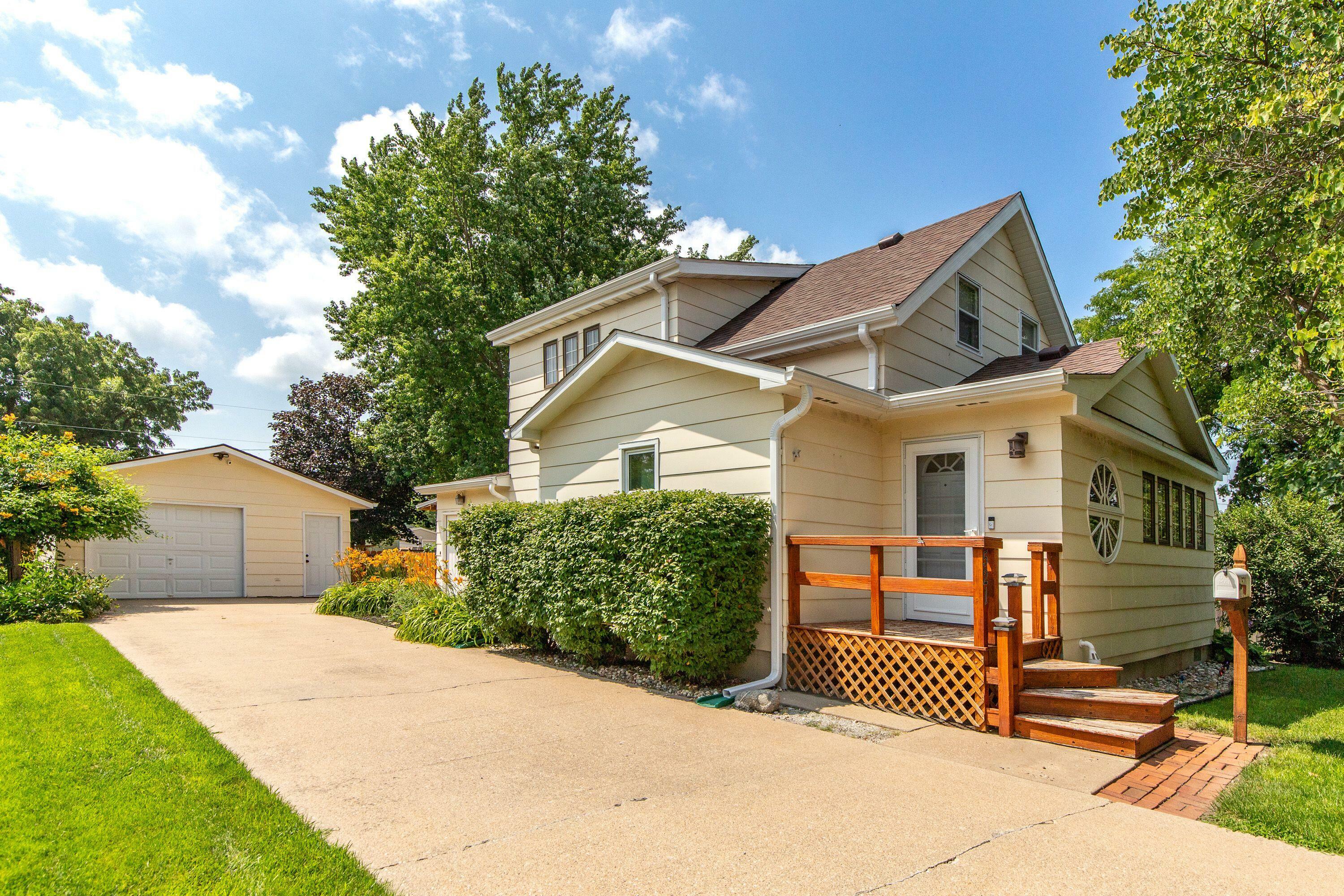 Property Photo:  521 Clinton Street  IA 50036 