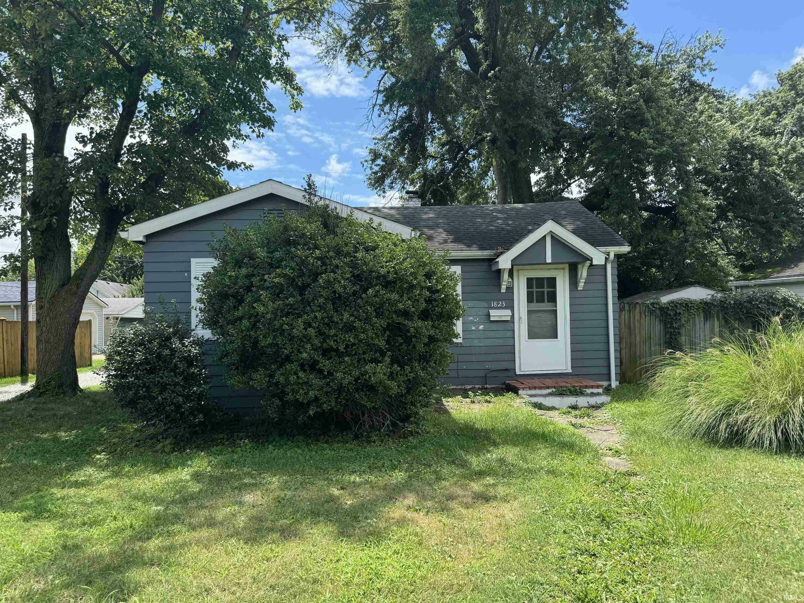 Property Photo:  1823 E Franklin Street  IN 47711 