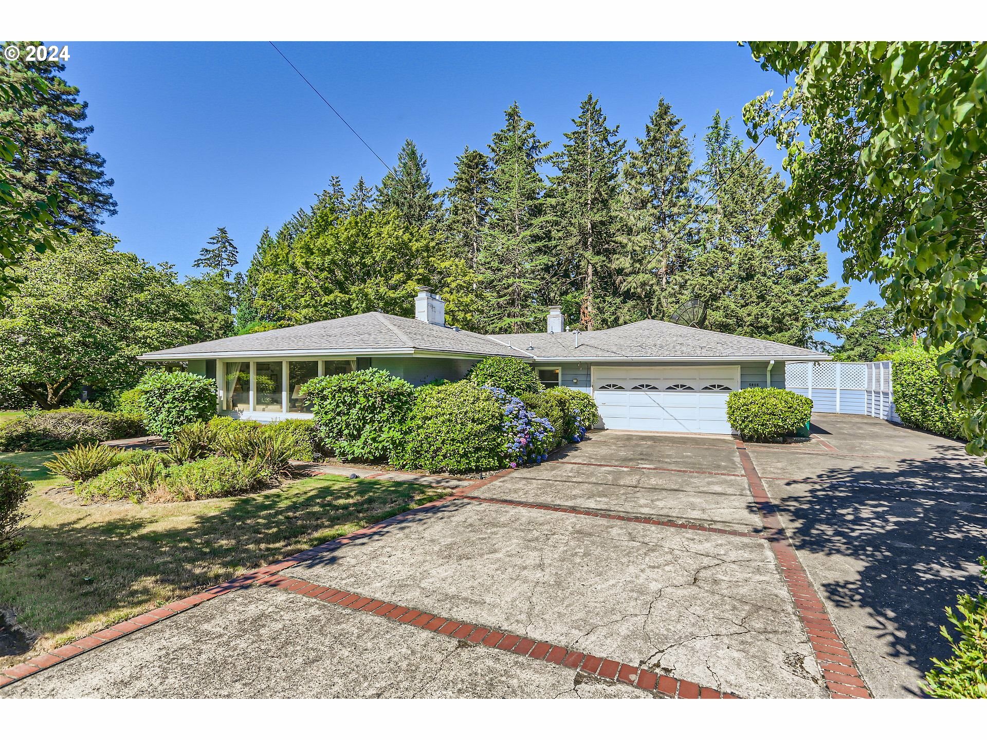 Property Photo: 5805 SW Arrow Wood Ln OR 97225