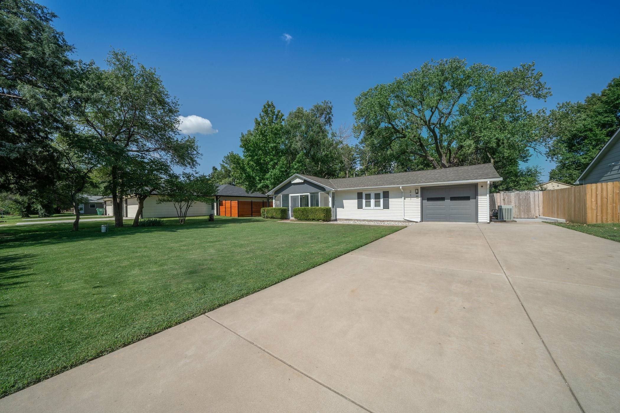 Property Photo:  211 Reyer St  KS 67133 