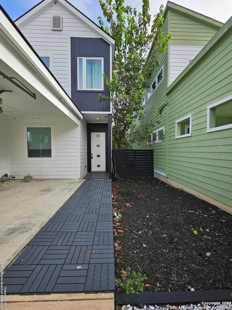 Property Photo: 1753 E Crockett St TX 78202