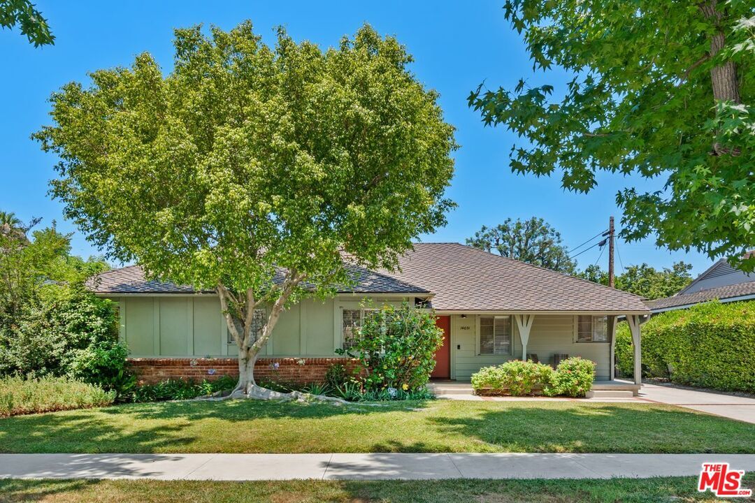Property Photo: 14031 Weddington St CA 91401