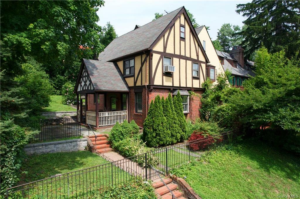 Property Photo:  370 Read Avenue  NY 10707 