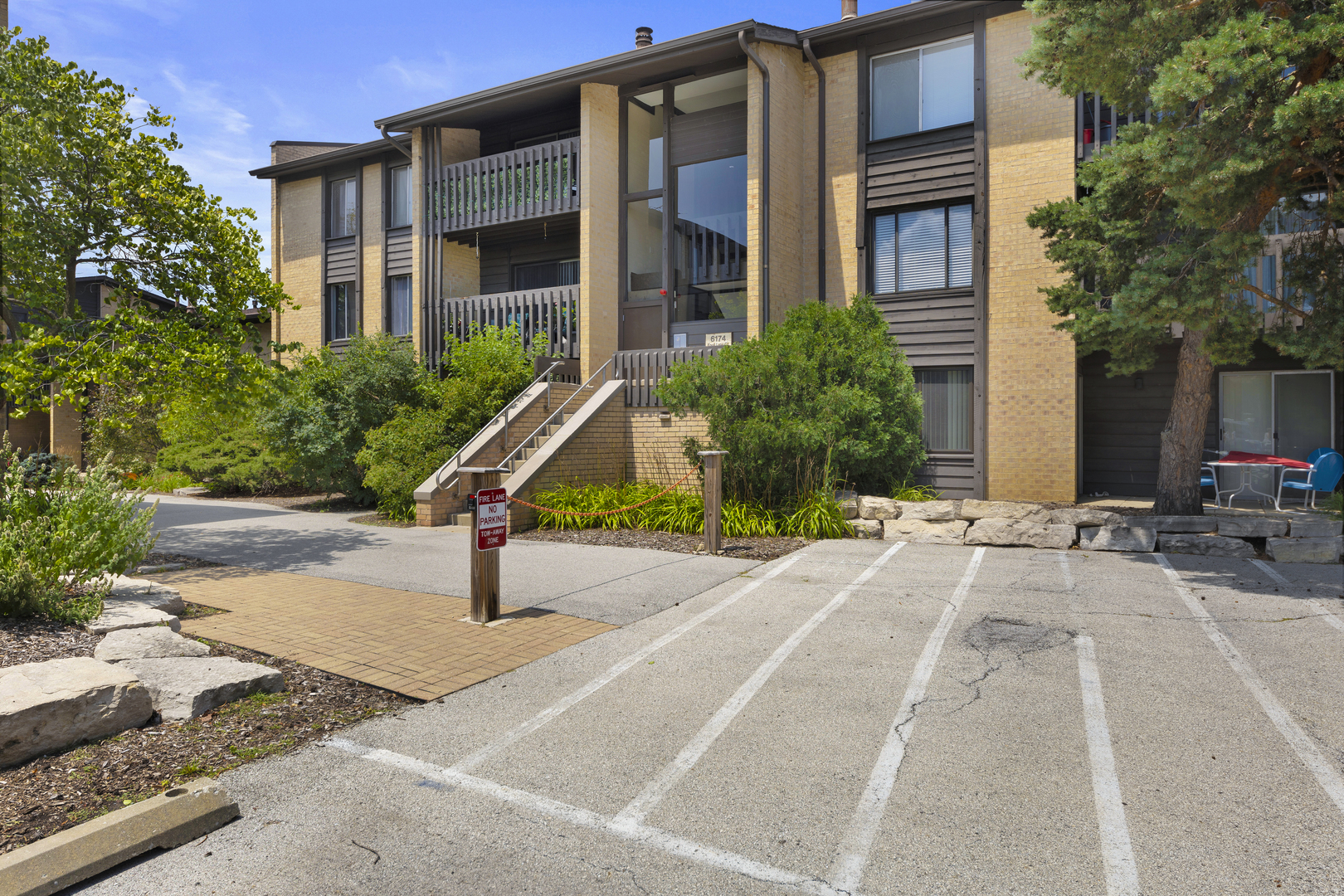 Property Photo: 6174 Knoll Lane Court 202 IL 60527