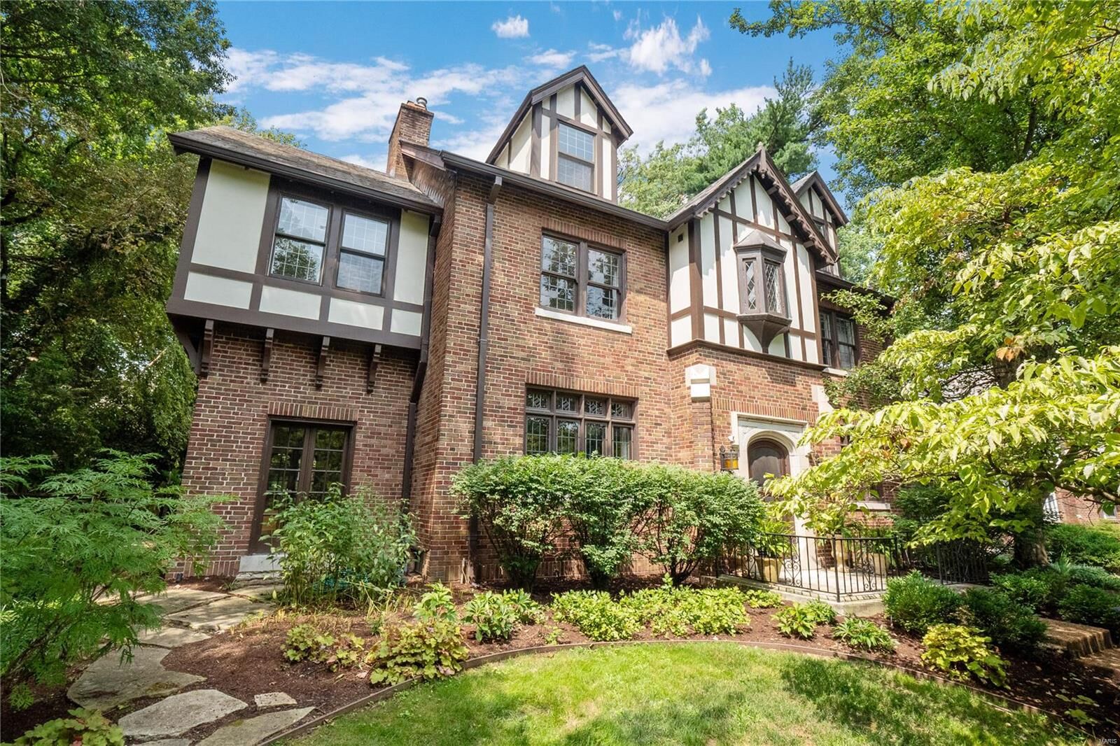 Property Photo: 307 Park Road MO 63119