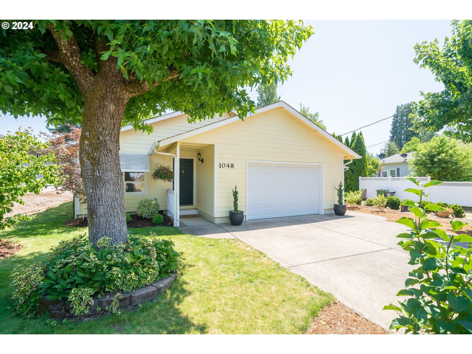 Property Photo: 1048 N 4th Ave OR 97383