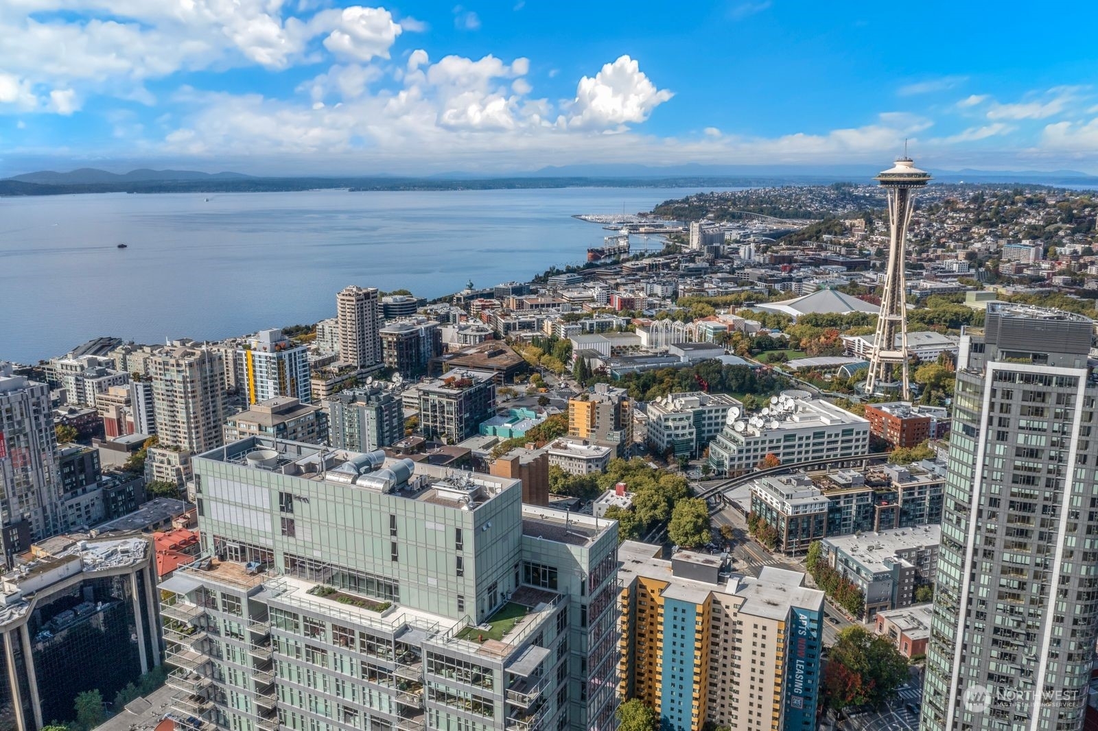 Property Photo:  583 Battery Street 1102  WA 98121 