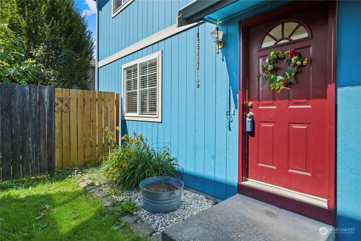 Property Photo:  702 Lois Lane  WA 98294 