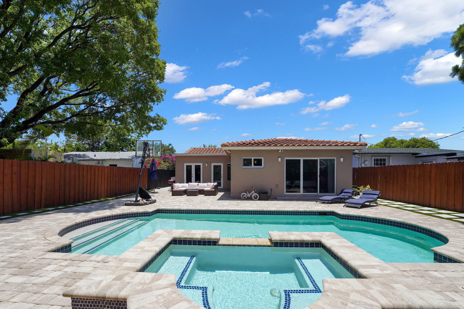 Property Photo:  1305 NE 1st Avenue  FL 33304
