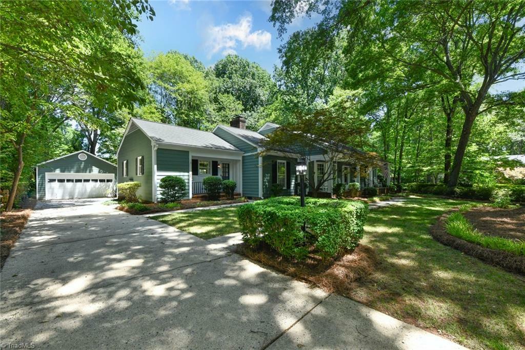 Property Photo:  6 Parkmont Court  NC 27408 